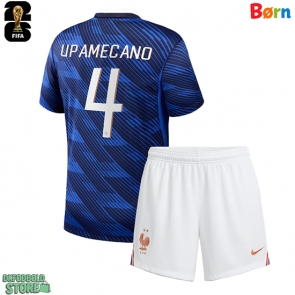 Frankrig Dayot Upamecano #4 Replika Babytøj Hjemmebanesæt Børn VM 2026 Kortærmet (+ Korte bukser)